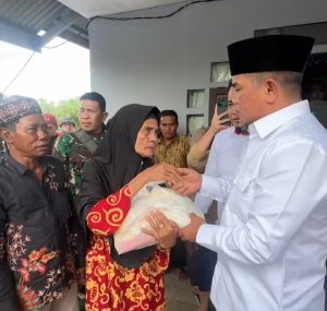 Read more about the article Bupati Zukri Berikan Bantuan Sembako Saat Meninjau Banjir Di Desa Sering