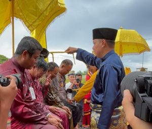Read more about the article Wakil Bupati Pelalawan Mengikuti Upacara Adat Mandi Belimau Sultan Di Istana Sayap