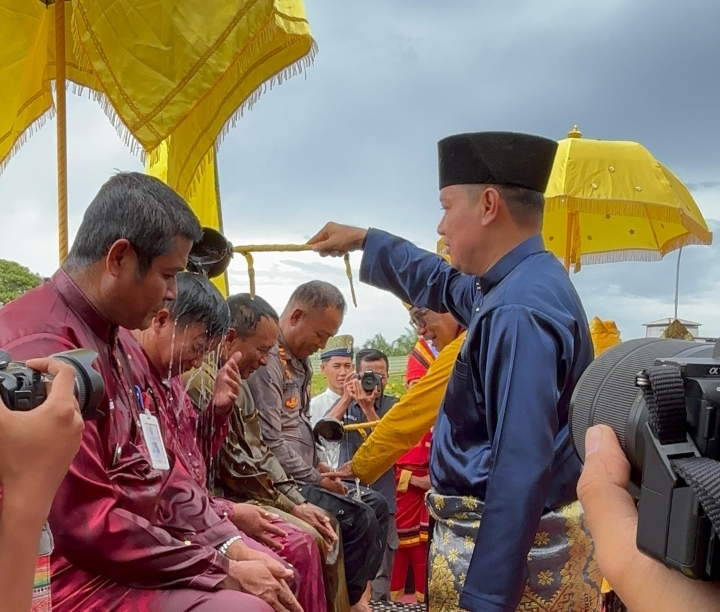 You are currently viewing Wakil Bupati Pelalawan Mengikuti Upacara Adat Mandi Belimau Sultan Di Istana Sayap