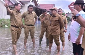 Read more about the article Hari Pertama Masuk Kerja Wabup Husni Tamrin Tinjau Banjir SMP 1 Dan Jalan Pemda Pangkalan Kerinci