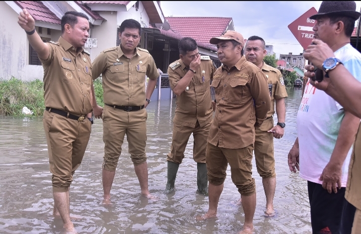 You are currently viewing Hari Pertama Masuk Kerja Wabup Husni Tamrin Tinjau Banjir SMP 1 Dan Jalan Pemda Pangkalan Kerinci