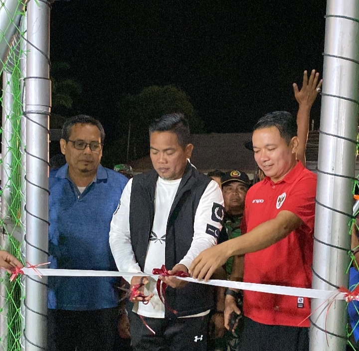 You are currently viewing Bupati Pelalawan Resmikan Lapangan Mini Soccer Di Sorek I