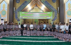 Read more about the article Bupati Pelalawan H. Zukri Dampingi Kapolda Riau Safari Tarawih di Masjid Baiturrahim