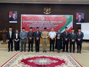 Read more about the article Lantik 7 Pejabat Eselon II dan Direktur Bank BPR Dana Amanah, Bupati Zukri Tegaskan Untuk Kerja Keras, Cerdas Dan Ikhlas