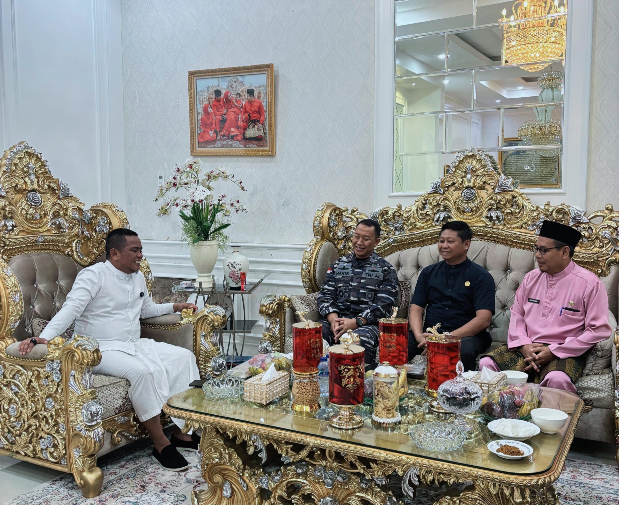You are currently viewing Bupati Pelalawan H. Zukri Terima Kunjungan Komandan Lanal Dumai