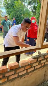 Read more about the article Bupati Zukri Gotong Royong Bedah Rumah Di Kelurahan Sei Kijang