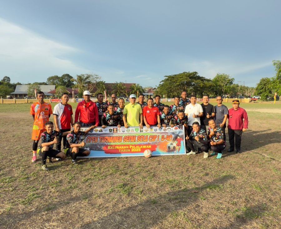 You are currently viewing Wakil Bupati Pelalawan Resmi Buka Open Turnamen Sepak Bola U-40 Tahun 2025