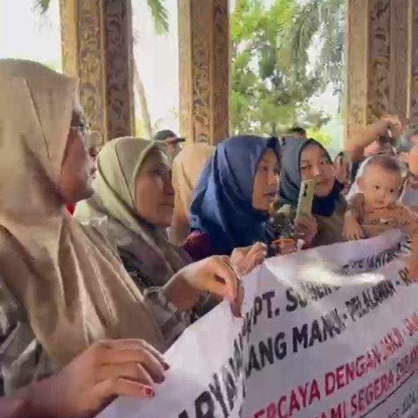 Ratusan Karyawan PT. SSS Gelar Aksi Damai Di Kantor Bupati, Bupati Zukri: Perusahaan Akan Diberi Sanksi Berat