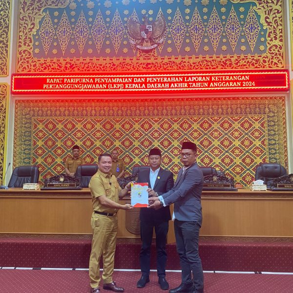 Wakil Bupati Pelalawan Sampaikan LKPJ Akhir Tahun Anggaran 2024 Dalam Rapat Paripurna DPRD