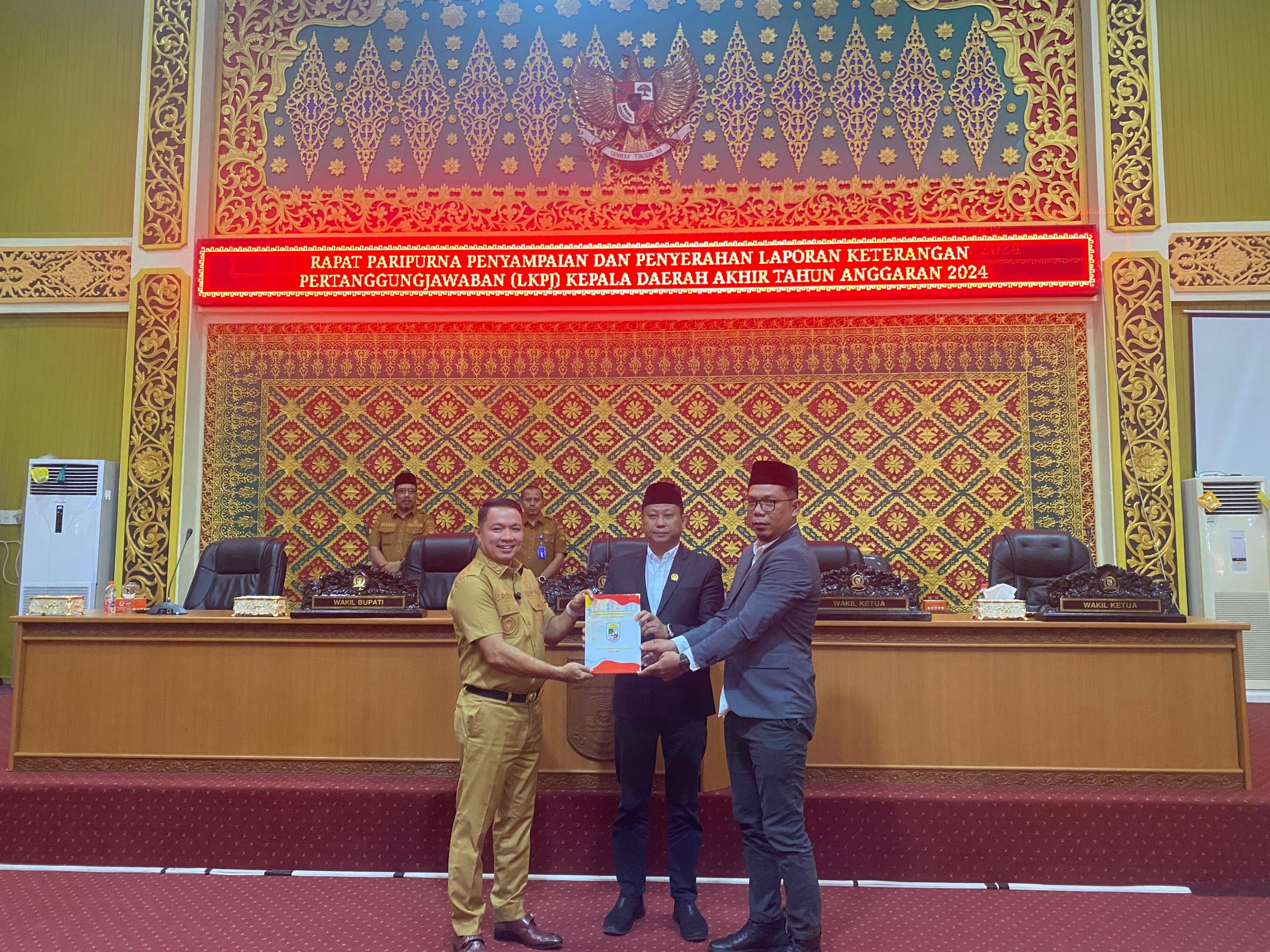 Read more about the article Wakil Bupati Pelalawan Sampaikan LKPJ Akhir Tahun Anggaran 2024 Dalam Rapat Paripurna DPRD