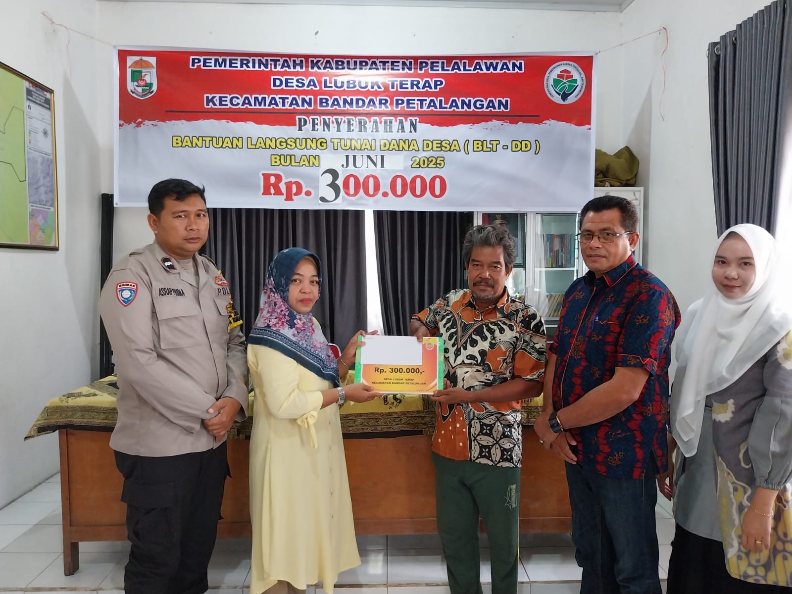 You are currently viewing Pemerintah Desa Lubuk Terap Salurkan Bantuan BLT DD Bulan Juni Kepada 32 Penerima Manfaat