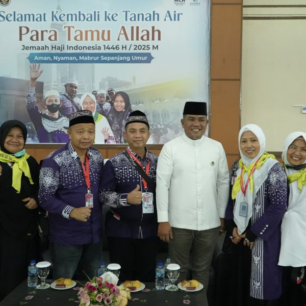Bupati Pelalawan Sambut Kedatangan Jamaah Haji Pelalawan di Batam