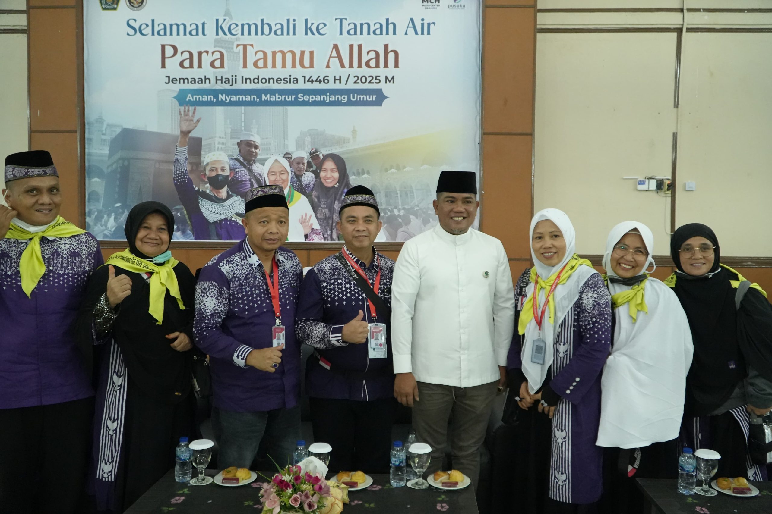 You are currently viewing Bupati Pelalawan Sambut Kedatangan Jamaah Haji Pelalawan di Batam