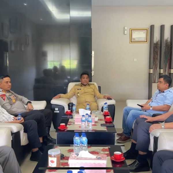 Hindari Gejolak Ekonomi Dan Sosial, Bupati Zukri Himbau Perusahaan Untuk Tetap Menerima Hasil Panen Sawit Masyarakat