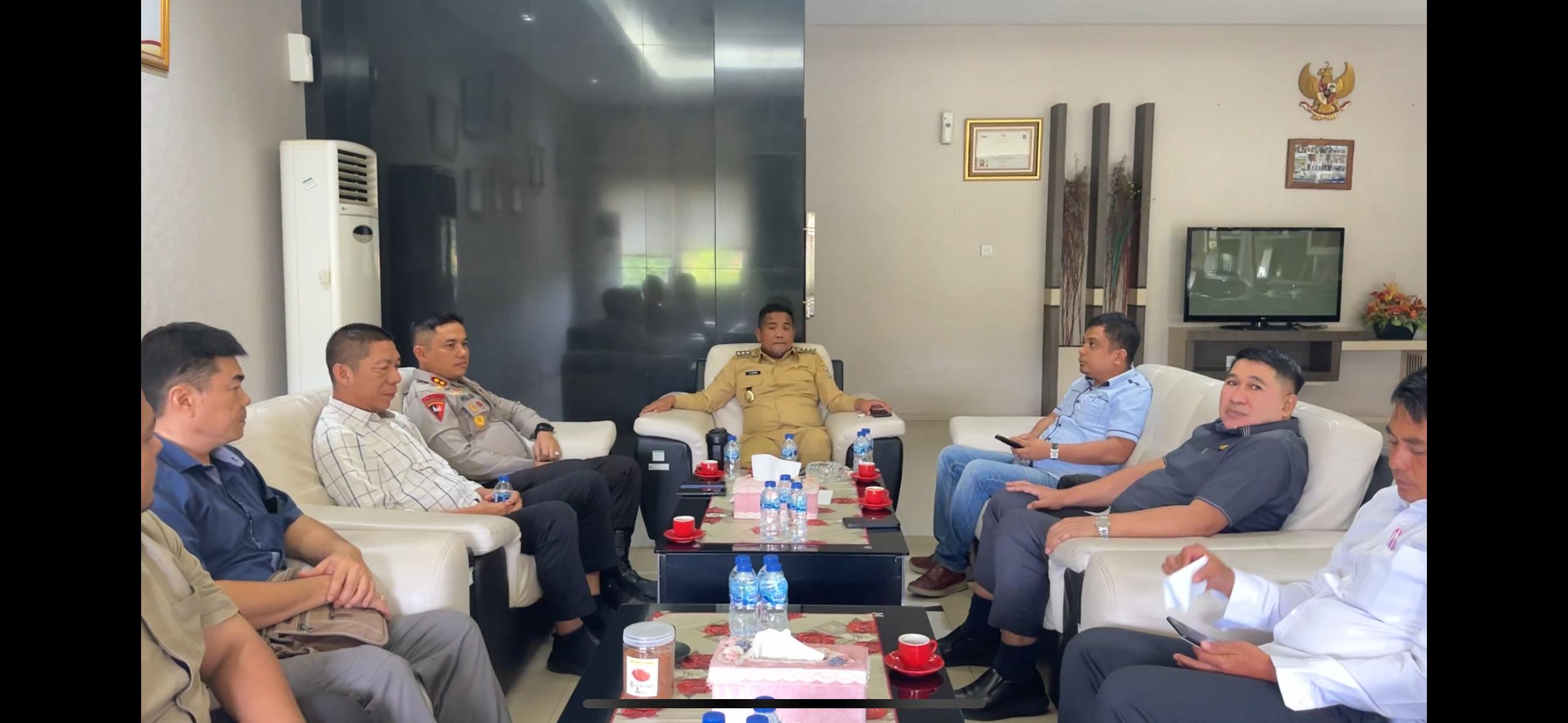 You are currently viewing Hindari Gejolak Ekonomi Dan Sosial, Bupati Zukri Himbau Perusahaan Untuk Tetap Menerima Hasil Panen Sawit Masyarakat