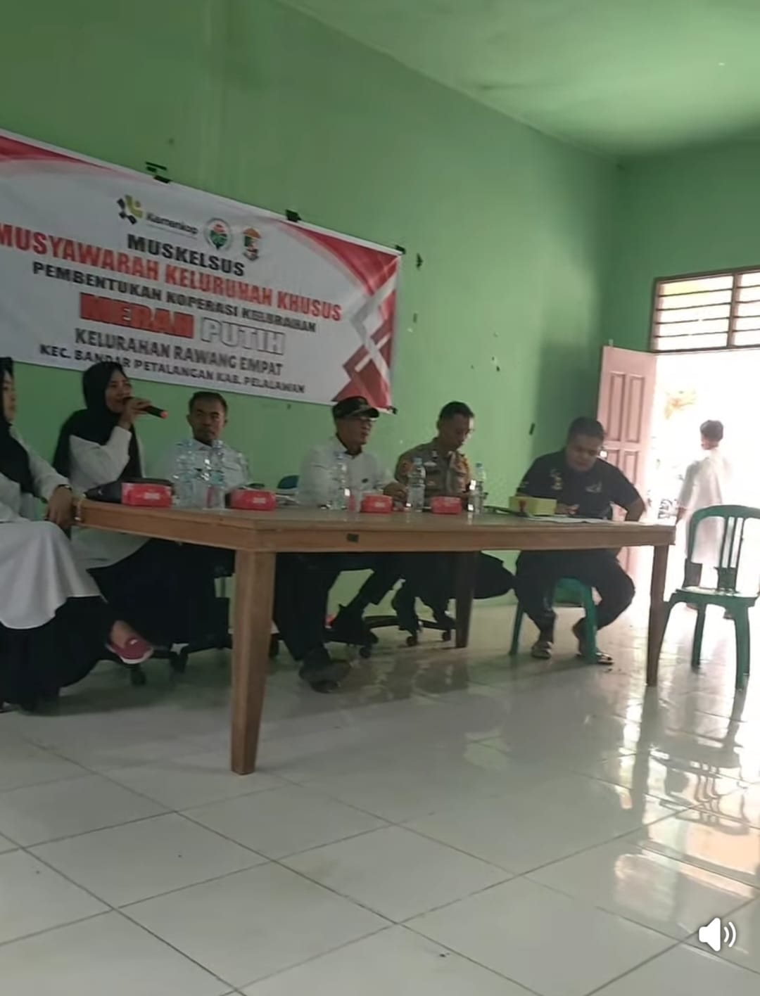 Read more about the article Hadiri Muskelsus Pembentukan Koperasi Merah Putih Di Kelurahan Rawang Empat, Camat Bandar Petalangan Sampaikan Beberapa Pesan