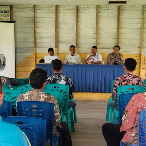 Camat Kuala Kampar Hadiri Musyawarah Khusus Pembentukan Koperasi Desa Merah Putih Di Kelurahan Teluk Dalam
