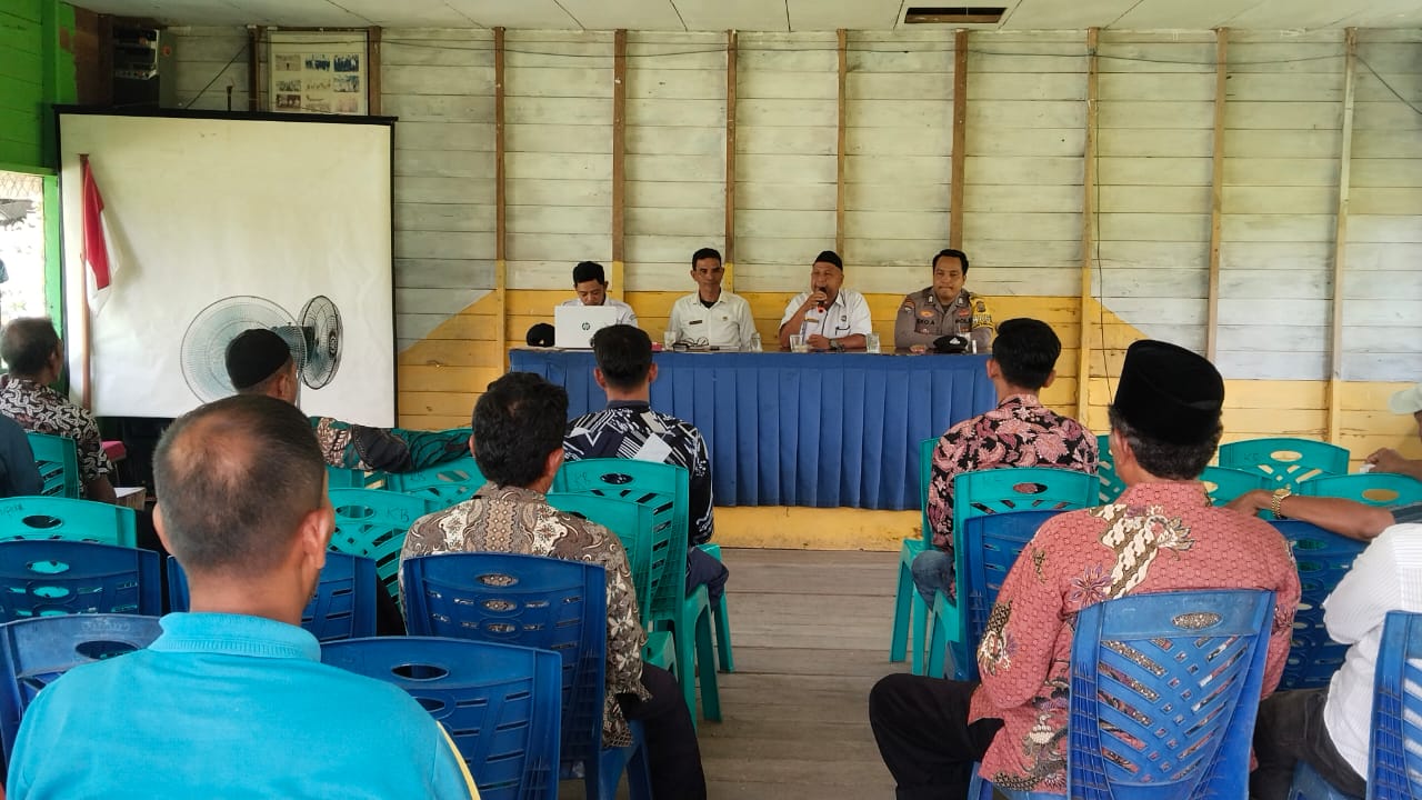 Read more about the article Camat Kuala Kampar Hadiri Musyawarah Khusus Pembentukan Koperasi Desa Merah Putih Di Kelurahan Teluk Dalam