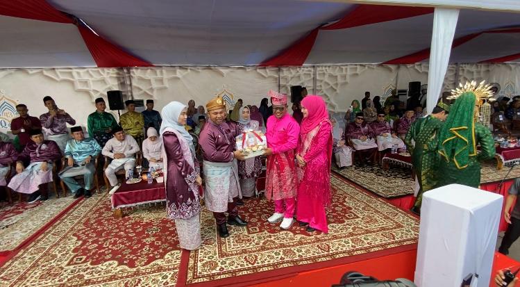 You are currently viewing Bupati dan Wakil Bupati Pelalawan Hadiri Pelepasan Pawai Ta’aruf MTQ ke-43 Tingkat Provinsi Riau Di Bengkalis