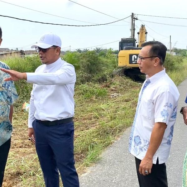 Antisipasi Banjir, Bupati Pelalawan Tinjau Pembersihan Drainase Di Pangkalan Kerinci