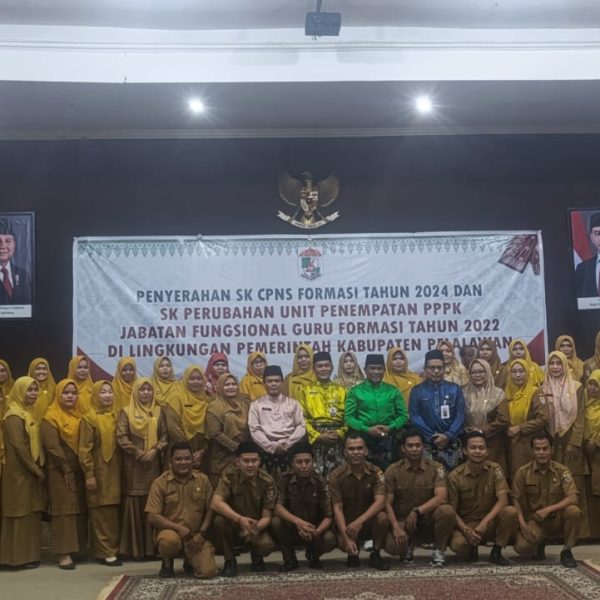 Bupati Pelalawan Serahkan SK CPNS Formasi 2024 dan SK Perubahan Unit Penempatan PPPK Guru