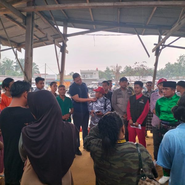 Bupati Pelalawan Tinjau Lokasi Kebakaran Pasar Kuala Semundem Dan Salurkan Bantuan