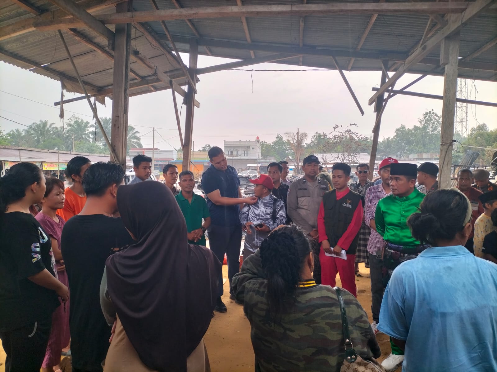 You are currently viewing Bupati Pelalawan Tinjau Lokasi Kebakaran Pasar Kuala Semundem Dan Salurkan Bantuan