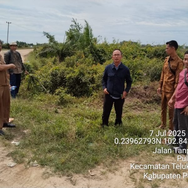 Pemerintah Kecamatan Teluk Meranti Survey Lokasi Pencucian kanal/Parit  Jalan Lintas Bono