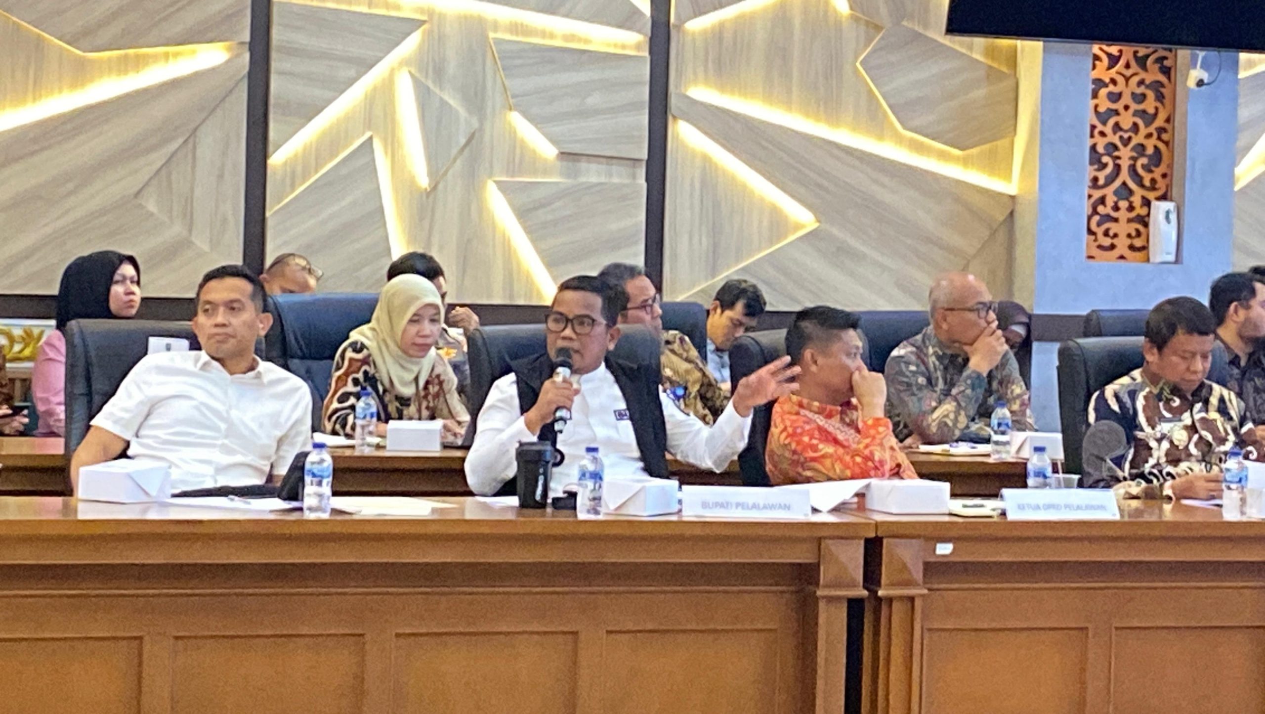 You are currently viewing Bupati Pelalawan Hadiri Pertemuan BAM DPR RI Terkait Perlindungan Hak Hidup Masyarakat Sekitar TNTN