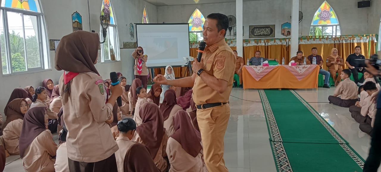 You are currently viewing Wakil Bupati Husni Thamrin Berikan Motivasi Growth Mindset kepada Siswa SMK Negeri 1 Pangkalan Kerinci