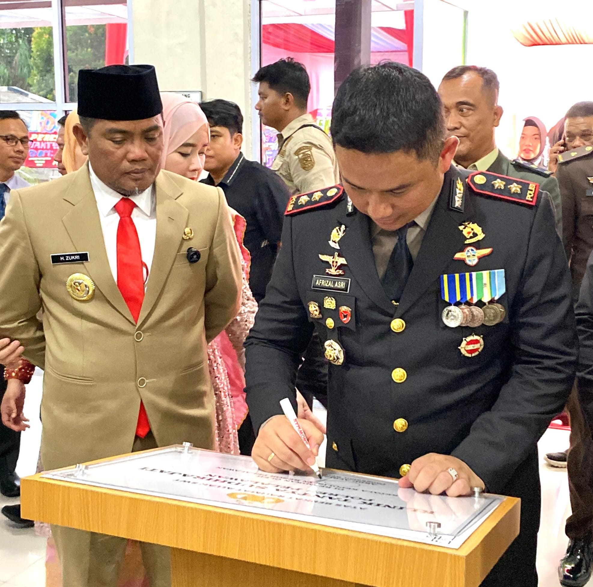 You are currently viewing Hadiri Peresmian Klinik Tantya Sudhirajati Polres Pelalawan, Bupati Zukri Berharap Klinik Memberikan Manfaat Bagi Semua