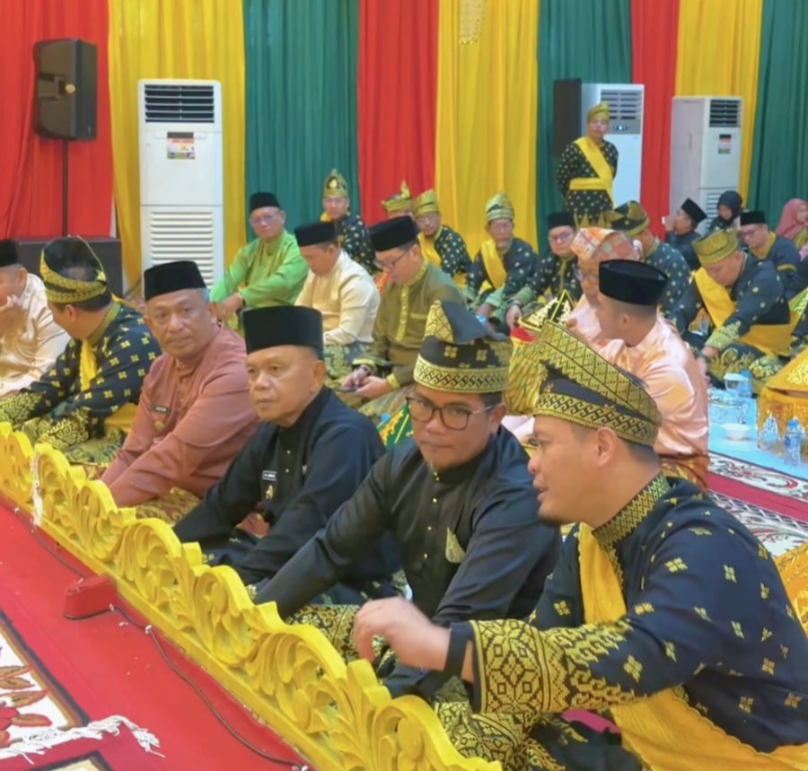 You are currently viewing Bupati Zukri Hadiri Penganugerahan Gelar Adat “Ingatan Budi” Kepada Kapolri