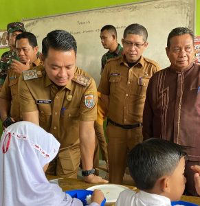 Read more about the article Wabup Husni Tamrin Tinjau Pelaksanaan MBG Di Pangkalan Kerinci