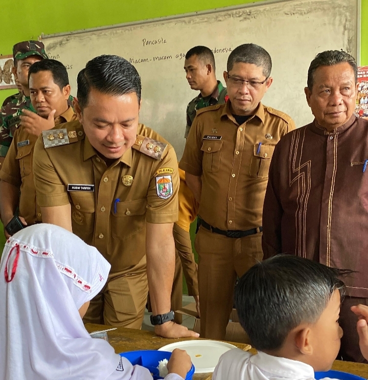 Read more about the article Wabup Husni Tamrin Tinjau Pelaksanaan MBG Di Pangkalan Kerinci