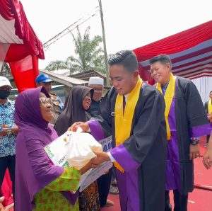 Read more about the article Bupati Pelalawan Serahkan Bantuan Zakat Keuntungan Wisata ZPark Kepada 53 Mustahik Di Langgam