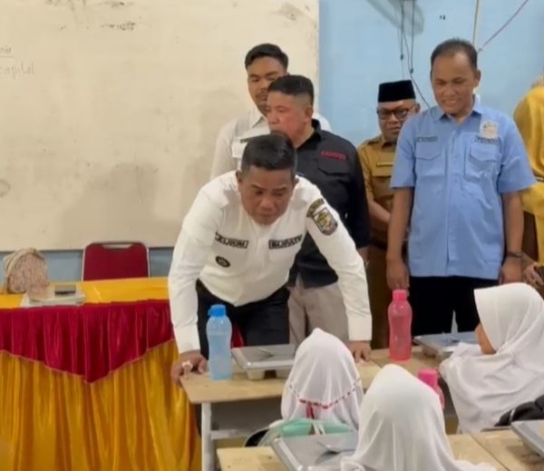 Bupati Zukri Tinjau Langsung Peluncuran Hari Pertama Program Makan Bergizi Gratis Di SDN 005 Desa Makmur