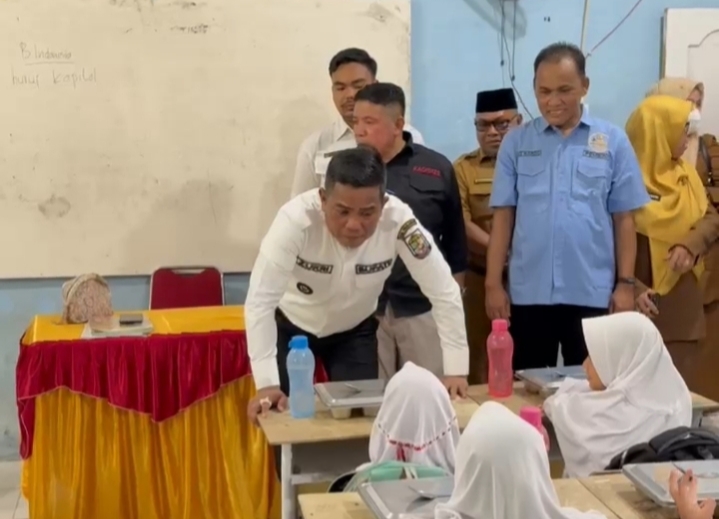 You are currently viewing Bupati Zukri Tinjau Langsung Peluncuran Hari Pertama Program Makan Bergizi Gratis Di SDN 005 Desa Makmur