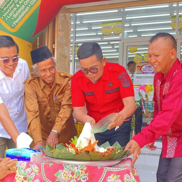 Bupati Pelalawan Hadiri Grand Opening Sialang Makmur Mart