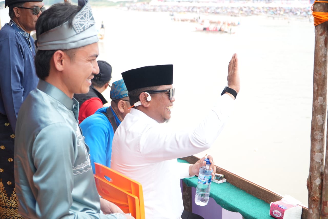 Bupati Zukri Hadiri Pembukaan Festival Pacu Jalur Tradisional Kuantan Singingi Tahun 2025