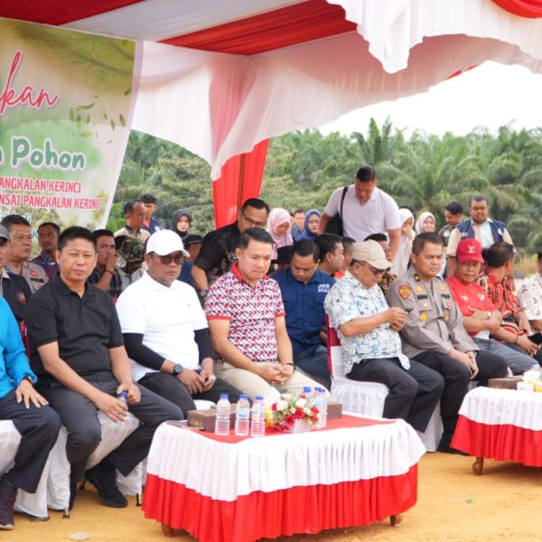 Gerakan Menanam Pohon di TPU KM 55, Bupati Ajak Masyarakat Cintai Bumi