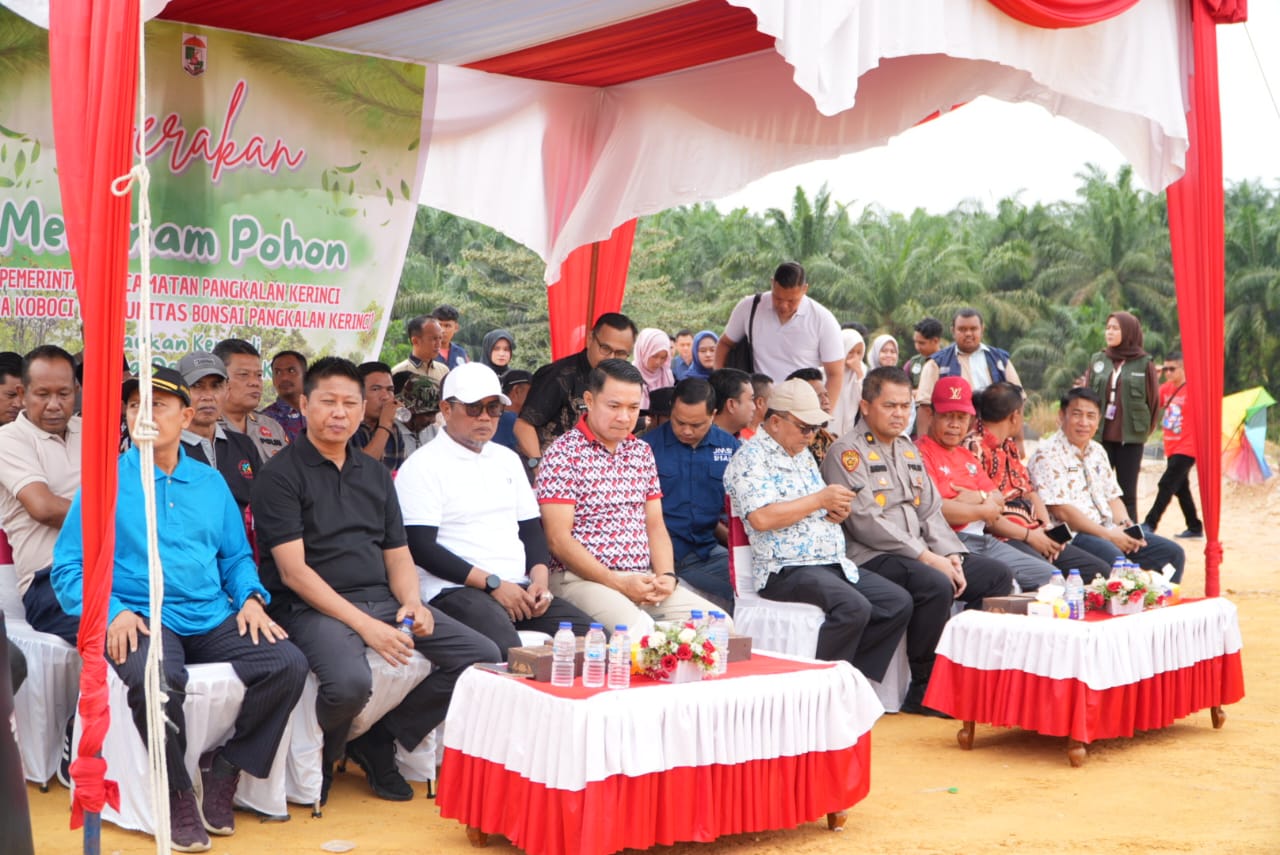 Gerakan Menanam Pohon di TPU KM 55, Bupati Ajak Masyarakat Cintai Bumi