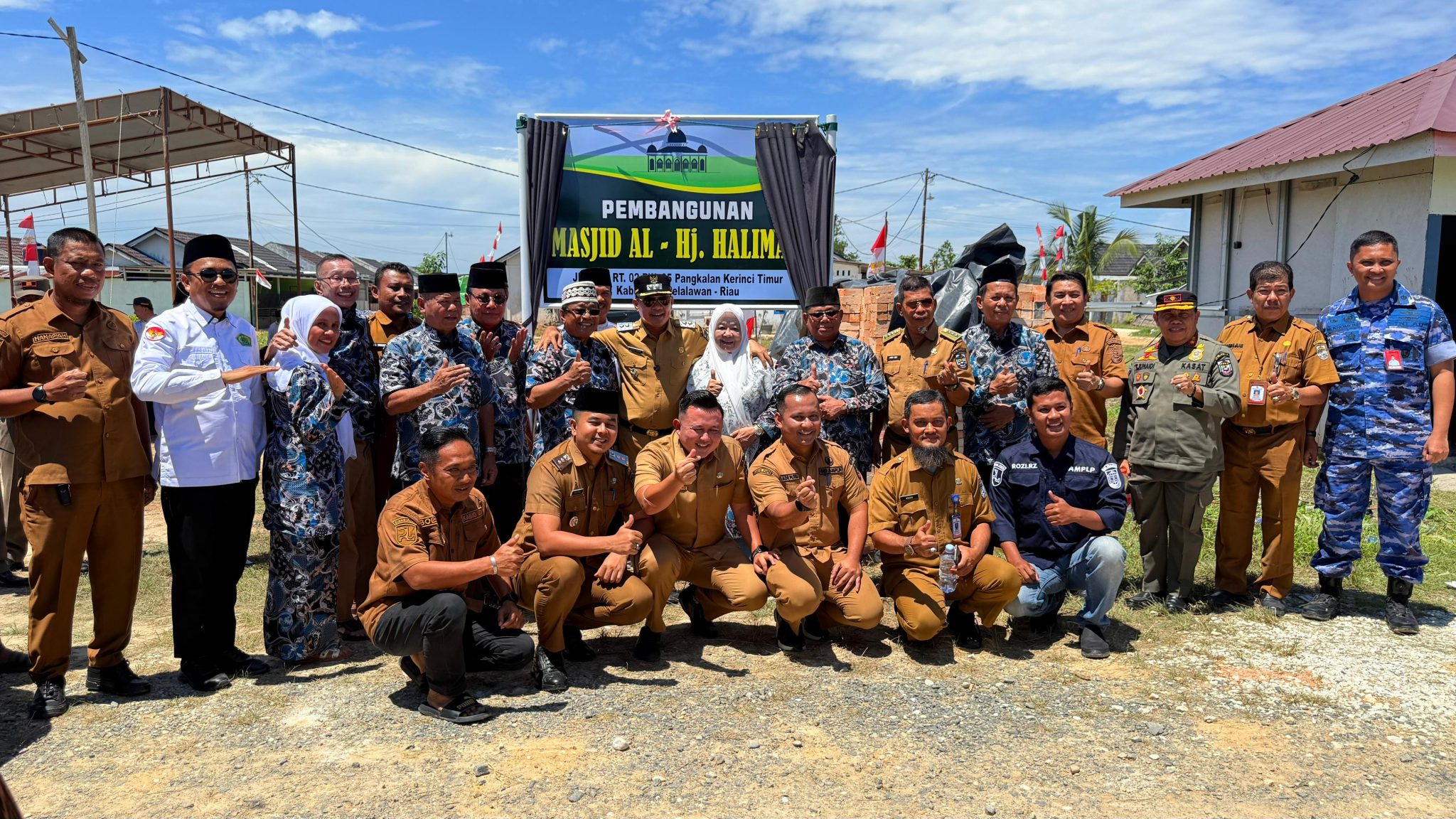Wakil Bupati Pelalawan Hadiri Peletakan Batu Pertama Pembangunan Masjid Al-Hj. Halimah di Pangkalan Kerinci