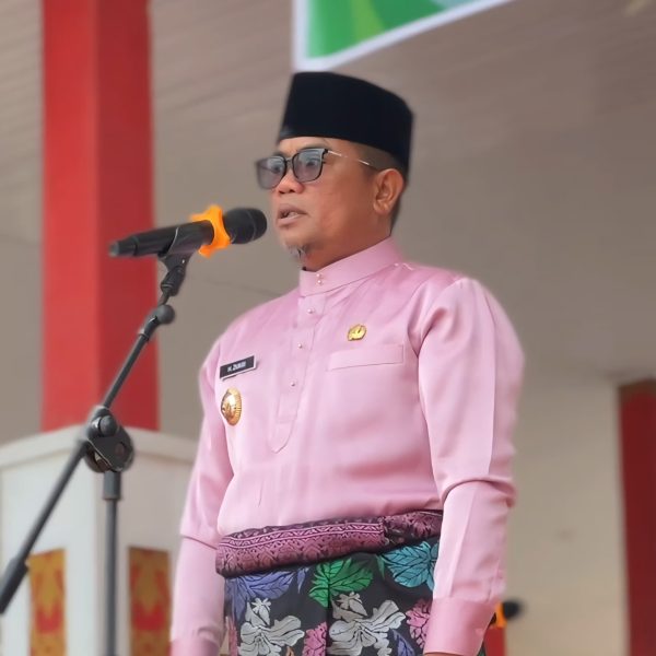 Dilaksanakan Di Taman Bola, Bupati Pelalawan Jadi Pembina Upacara Peringatan HUT Ke-68 Provinsi Riau