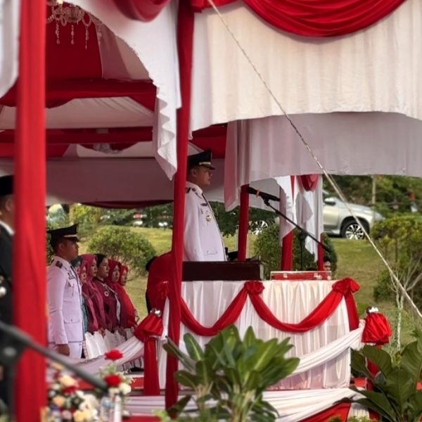 Wakil Bupati Pelalawan Pimpin Upacara Penurunan Bendera Merah Putih HUT ke-80 RI