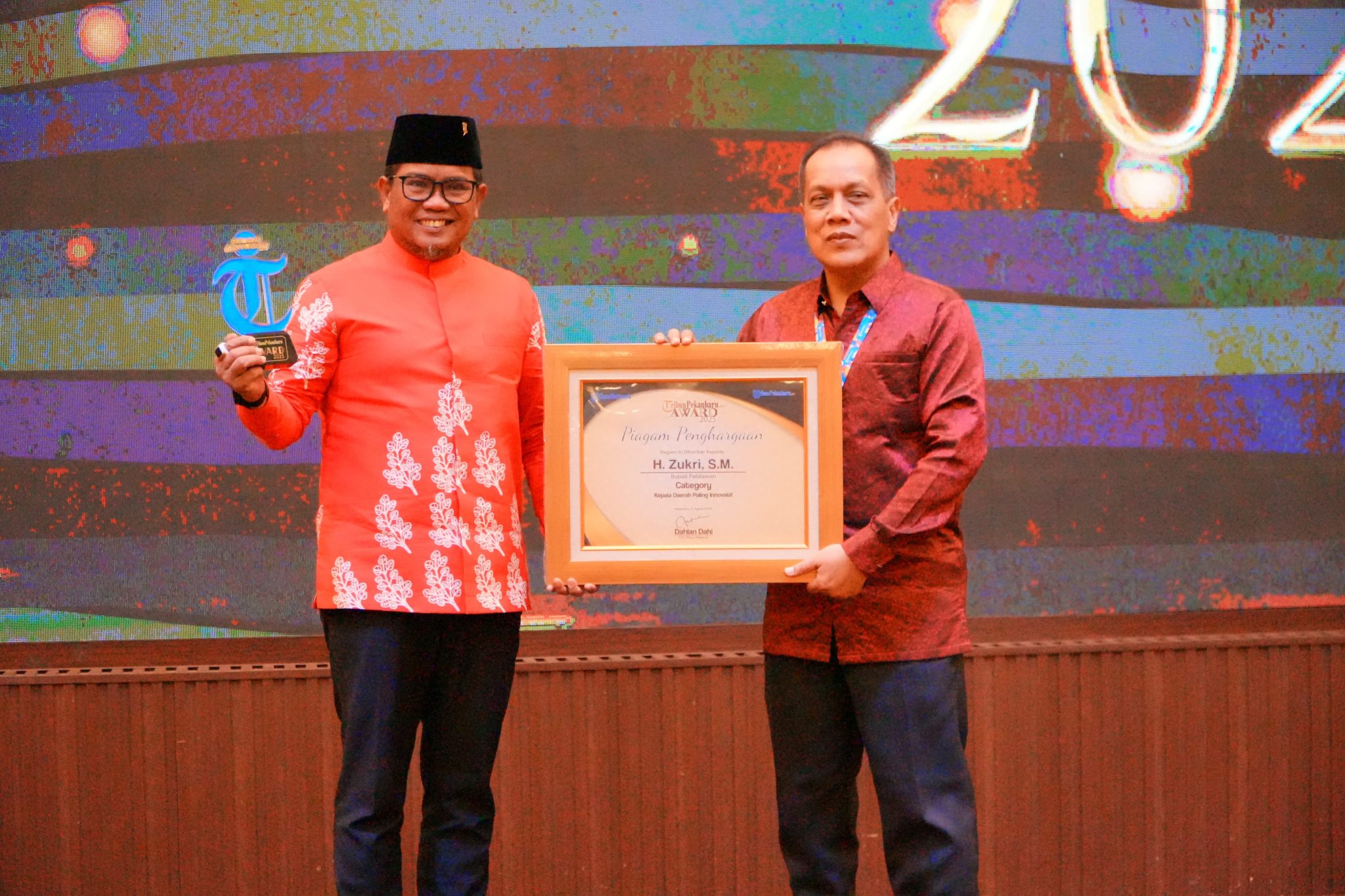 Bupati Zukri Terima Penghargaan Sebagai Kepala Daerah Paling Inovatif