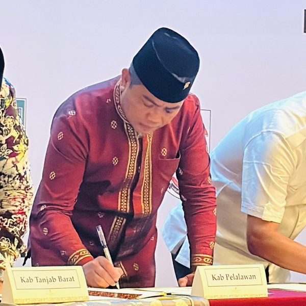 Bupati Pelalawan Tandatangani MoU Pembangunan Jaringan Gas Rumah Tangga Tahap II