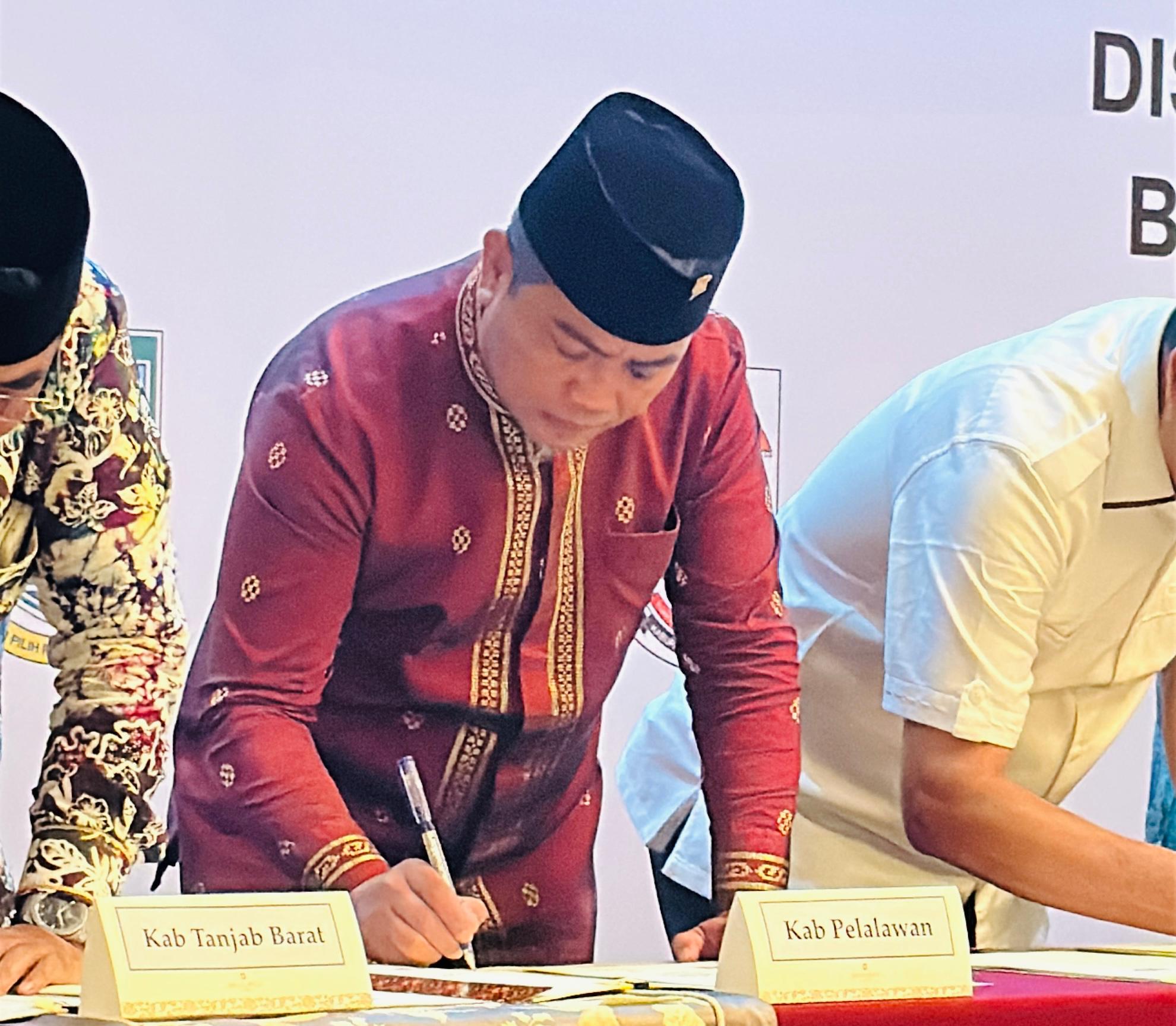 You are currently viewing Bupati Pelalawan Tandatangani MoU Pembangunan Jaringan Gas Rumah Tangga Tahap II
