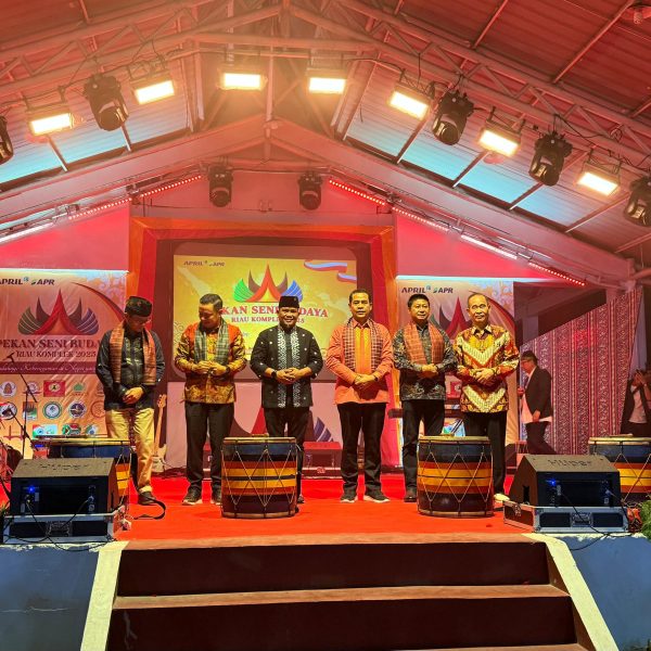 Bupati dan Wakil Bupati Pelalawan Resmi Membuka Pekan Seni Budaya 2025 Riau Kompleks