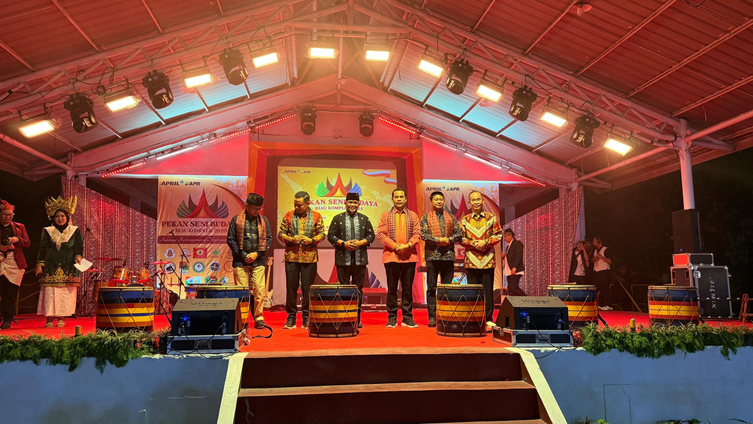 You are currently viewing Bupati dan Wakil Bupati Pelalawan Resmi Membuka Pekan Seni Budaya 2025 Riau Kompleks