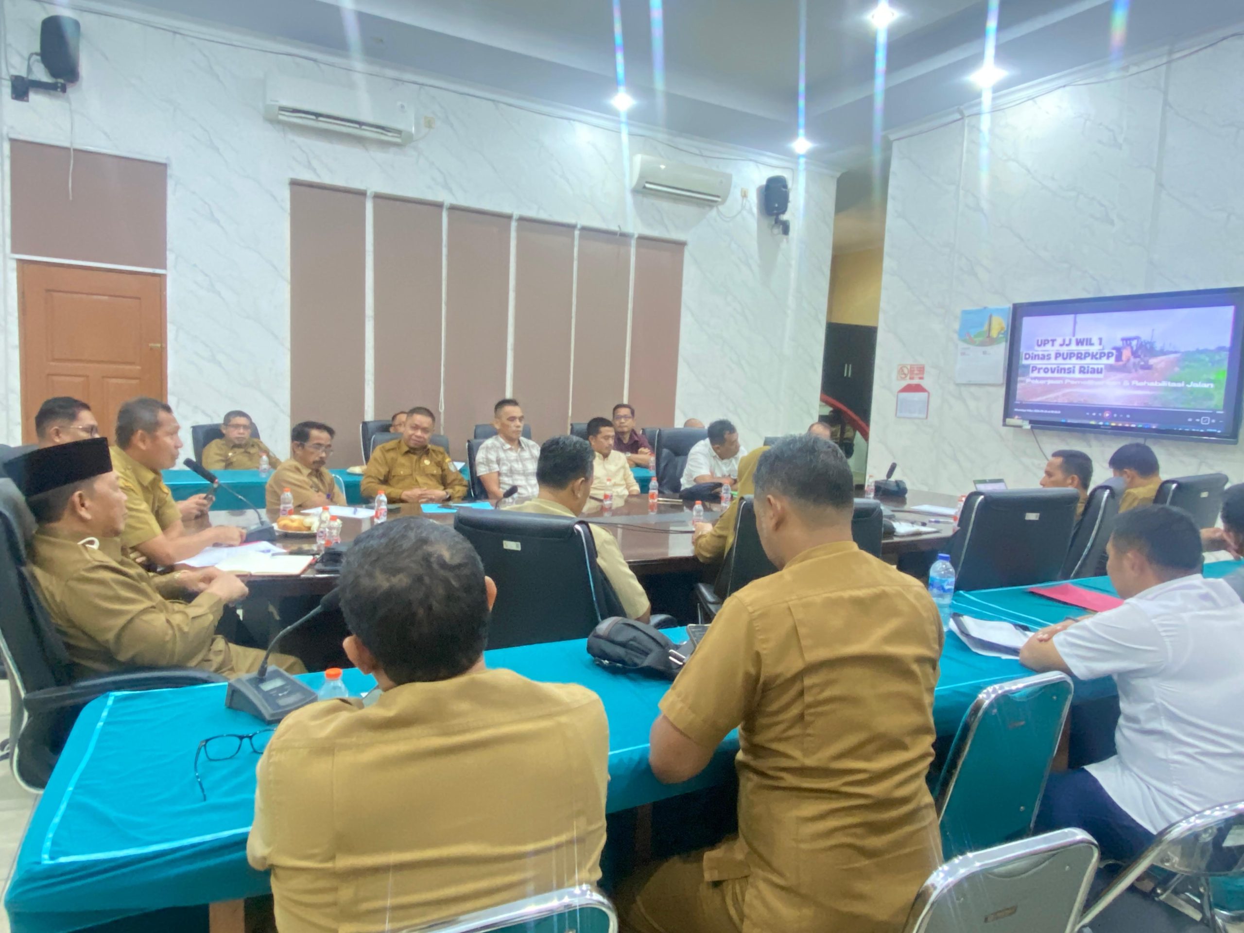 You are currently viewing Pemkab Pelalawan Gelar Rapat Fasilitasi Progress Pekerjaan Penanganan Jalan Lintas Bono Di Pelalawan